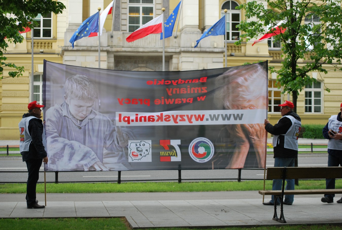 Thumbnail for the post titled: Protest trwa. Kanceleria Premiera