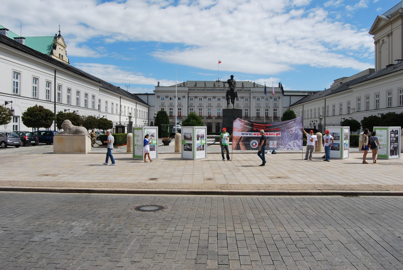 Thumbnail for the post titled: Protest trwa – teraz pod Pałacem Prezydenckim